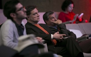 Atienden a la conferencia Pedro Páez (medio), Superintendente de Control del Poder de Mercado, y John Restakis (der), miembro del equipo de investigadores de FLOK Society.