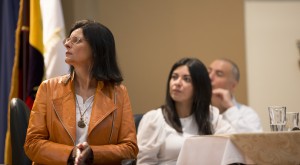 Jenny Torres (medio), Janice Figueiredo (al frente) y Daniel Araya, Investigadores de FLOK Society, atiende a la exposición